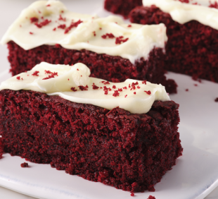 red velvet traybake