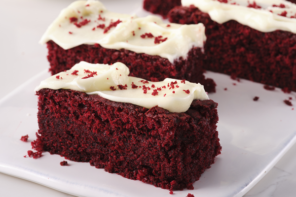 red velvet traybake